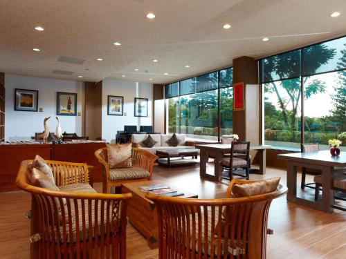 a living room with chairs and a table at Spring Hill Resort in Tianliao