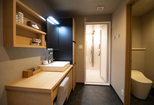 Bilik mandi di R&Run Kyoto Serviced Apartment & Suites