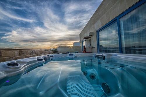 Swimming pool sa o malapit sa Quayside Apartments