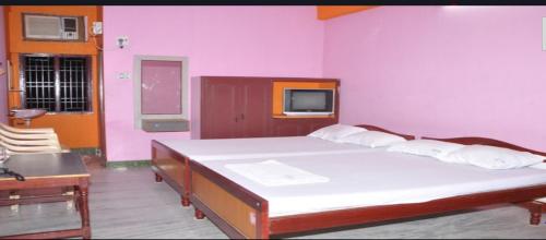 A bed or beds in a room at HOTEL VAITHEE PARK
