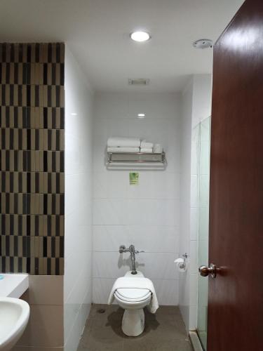 Bilik mandi di Kinabalu Daya Hotel