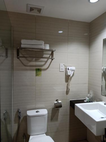 Bilik mandi di Kinabalu Daya Hotel