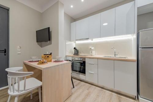Кухня или мини-кухня в Stylish & Bright Apartment in the City Centre
