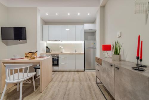 Кухня или мини-кухня в Stylish & Bright Apartment in the City Centre
