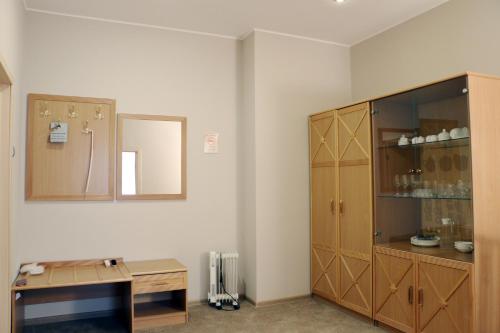 Habitación con armario de madera y espejo. en Resident Hotel, en Dubna