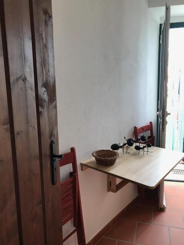 a table with a basket on top of it in a room at Casa do Ferreiro in Tolosa