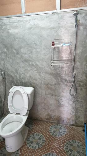 een badkamer met een toilet en een douche bij Khao Sok Country Resort in Khao Sok