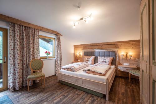 Un pat sau paturi într-o cameră la Saibatenhof