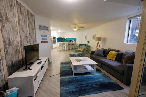 Μια τηλεόραση ή/και κέντρο ψυχαγωγίας στο Sanctuary Beach Retreat