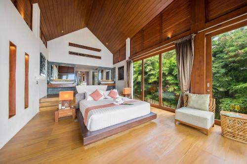 una camera con un letto e una sedia di Baan Hinyai a Lamai Beach
