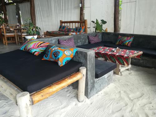 Гостиная зона в Bahari Beach Bungalows