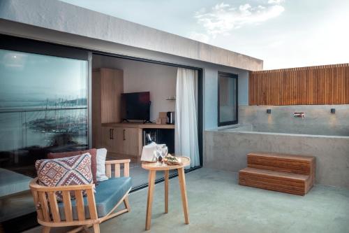 Harbour Suites Fethiyeにあるテレビまたはエンターテインメントセンター