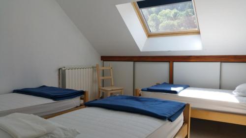 um quarto com 2 camas e uma janela em Gite de la Draye em Crots