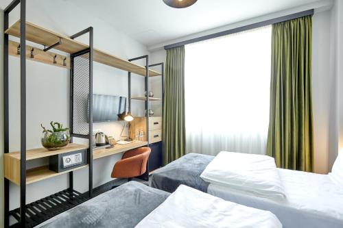 Postel nebo postele na pokoji v ubytování Graphica Tbilisi Hotel