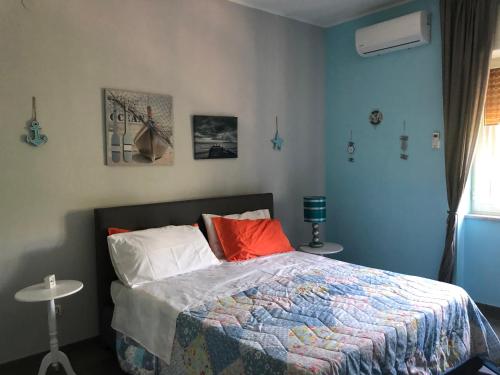 ein Schlafzimmer mit einem Bett mit roten Kissen darauf in der Unterkunft Casa Borré in Ercolano