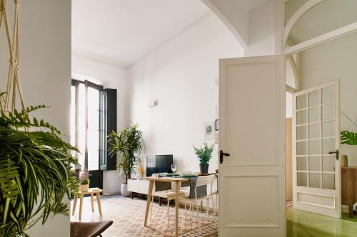 an open door to an office with a table and a desk at Mediterranean Way - Apartamento Canela in Tarragona