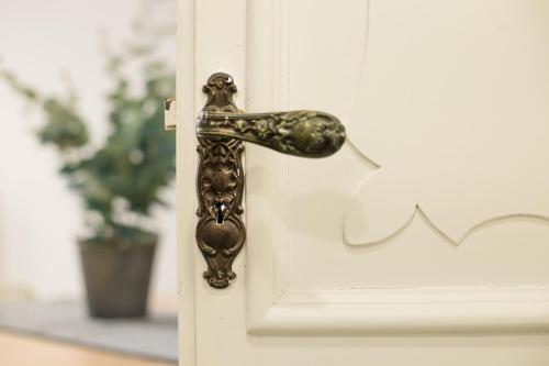 a bronze door handle on a white door at Mediterranean Way - Apartamento Canela in Tarragona