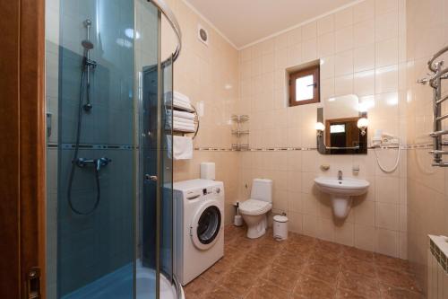a bathroom with a washing machine and a sink at Kompleks Otdykha Elki-Palki in Odesa