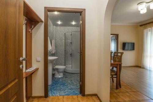 uma casa de banho com um WC e um chuveiro em Ariana Family Hotel em Dilijan