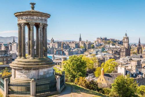 un gran monumento en la cima de una colina con vistas a la ciudad en St Christopher's Edinburgh Original, en Edimburgo
