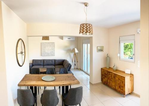 ゲンナジーにあるVilla Papagiorgio Luxury and Harmonyの青いソファとテーブルのあるリビングルーム