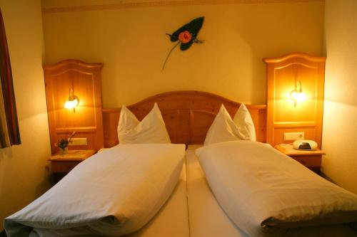 a bedroom with two beds with white sheets at Haus Venetblick in Wenns
