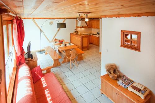 貝桑的住宿－Chalet L’Etagne，享有空中景致,设有厨房和客厅。