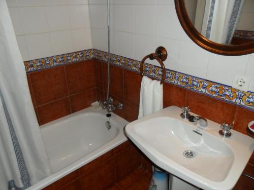 a bathroom with a sink and a bath tub at Casa Rural La Rectoral De Tuiza in Tuiza de Arriba