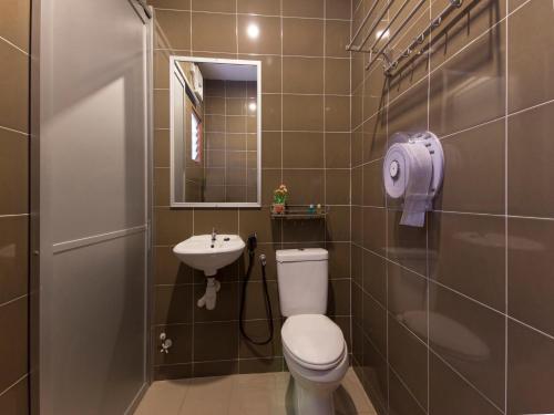 uma casa de banho com um WC e um lavatório em Chemor Inn em Cemur