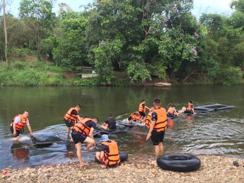 a group of people in the water with boats at ชลลดา ริเวอร์ โฮมสเตย์ แก่งกระจาน in Ban Wang Malako