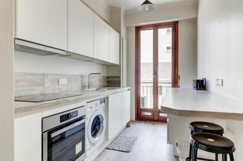 - une cuisine avec lave-linge et sèche-linge dans la chambre dans l'établissement PROMENADE HOLIDAY - PALATIN PROMENADE, à Nice