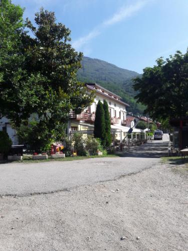 een straat in een stad met huizen en bomen bij Camping Hotel Au Lac De Como in Sorico