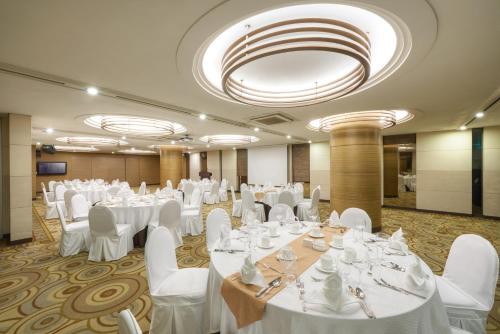 a large room with tables, chairs, and tables at Seoul Riviera Hotel in Seoul
