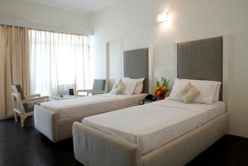 En eller flere senger på et rom på Hotel Jaya International