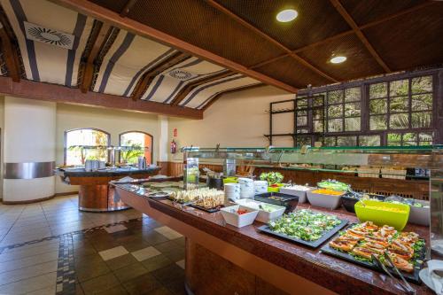 een buffetgedeelte van een restaurant met tentoongesteld eten bij Holiday World Resort in Benalmádena
