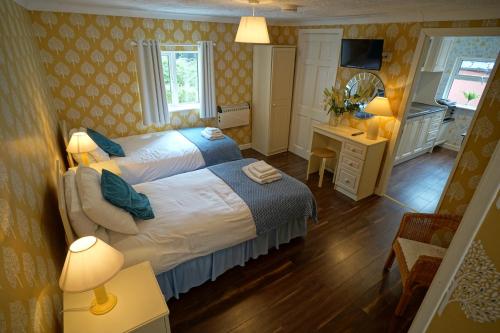 Schlafzimmer mit einem Bett und einem Schreibtisch mit einem Spiegel in der Unterkunft Riverside apartment in Castlemaine