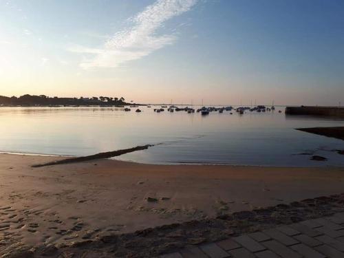 - une vue sur une plage avec des bateaux dans l'eau dans l'établissement charmant Studio à Ploemeur centre--5min des plages, à Ploemeur