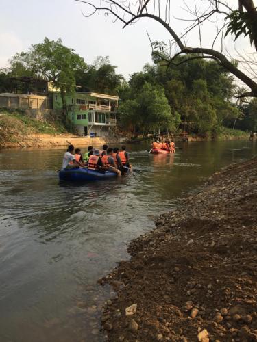 a group of people in a raft on a river at ชลลดา ริเวอร์ โฮมสเตย์ แก่งกระจาน in Ban Wang Malako