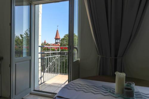 1 dormitorio con puerta corredera de cristal que da a un balcón en SunHouse Apartment, en Toruń