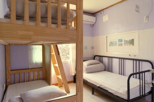 Divstāvu gulta vai divstāvu gultas numurā naktsmītnē Hello Project Guesthouse