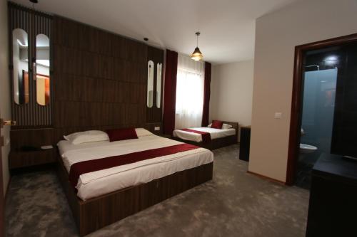 Llit o llits en una habitació de Prior Hotel