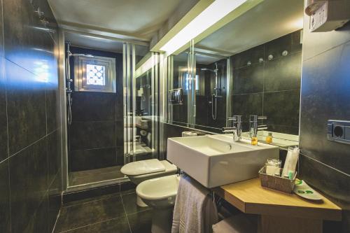 a bathroom with a sink and a toilet at Villa Martini in Castiglioncello