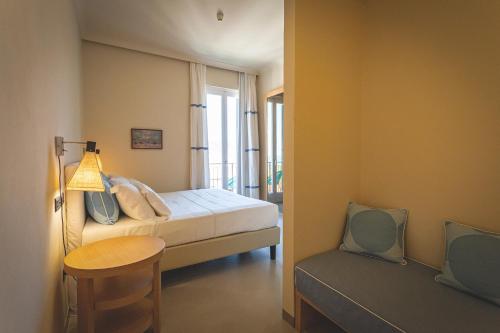 1 dormitorio con 1 cama, 1 mesa y 1 silla en Villa Martini, en Castiglioncello