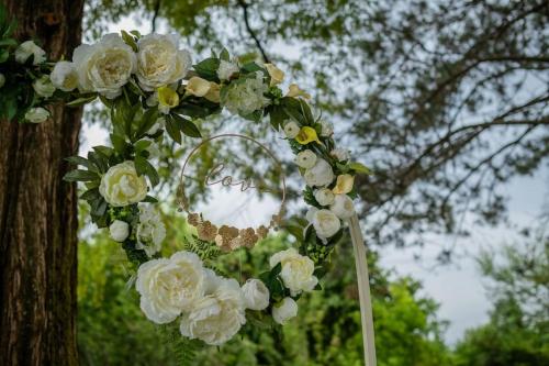 a wreath of white flowers on a tree at Villa Sequoia in Leinì