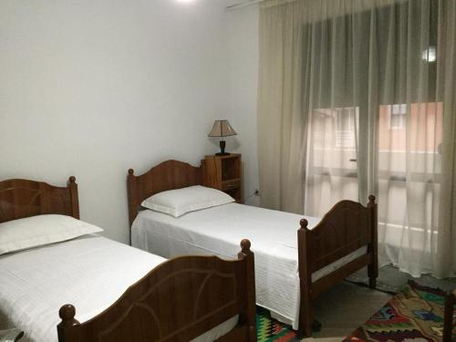 Katil atau katil-katil dalam bilik di Apartament Berati