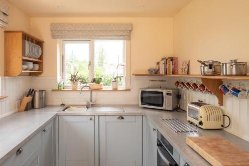Η κουζίνα ή μικρή κουζίνα στο Willow House in Knodishall, Sleeps 7 - Only a short drive from Aldeburgh, Thorpeness & Snape Maltings - Managed by Aldeburgh Coastal Cottages