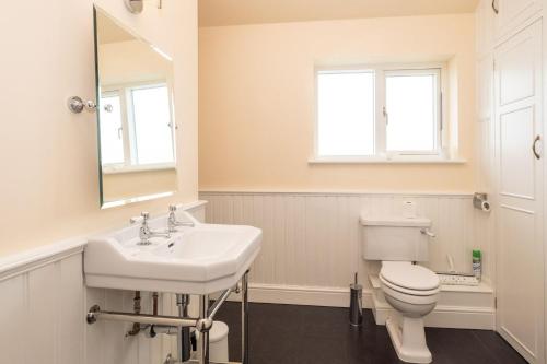 Ένα μπάνιο στο Willow House in Knodishall, Sleeps 7 - Only a short drive from Aldeburgh, Thorpeness & Snape Maltings - Managed by Aldeburgh Coastal Cottages