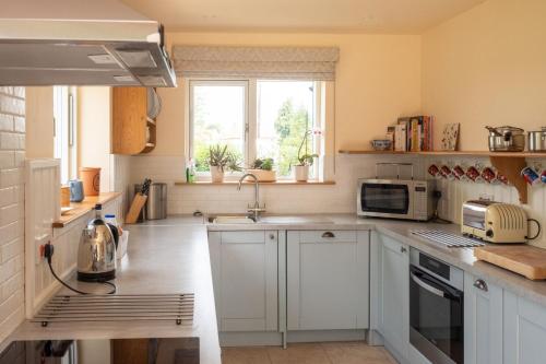 Η κουζίνα ή μικρή κουζίνα στο Willow House in Knodishall, Sleeps 7 - Only a short drive from Aldeburgh, Thorpeness & Snape Maltings - Managed by Aldeburgh Coastal Cottages