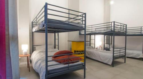 een kamer met 2 stapelbedden in een kamer bij Hostelleria in Trapani