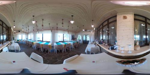 Chervena LokvaにあるDaskalov Bungalowsの建物内の宴会場